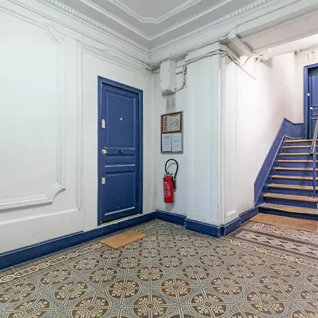 Gare Du Nord Confortable Pied A Terre Avec Patio Apartment Paris