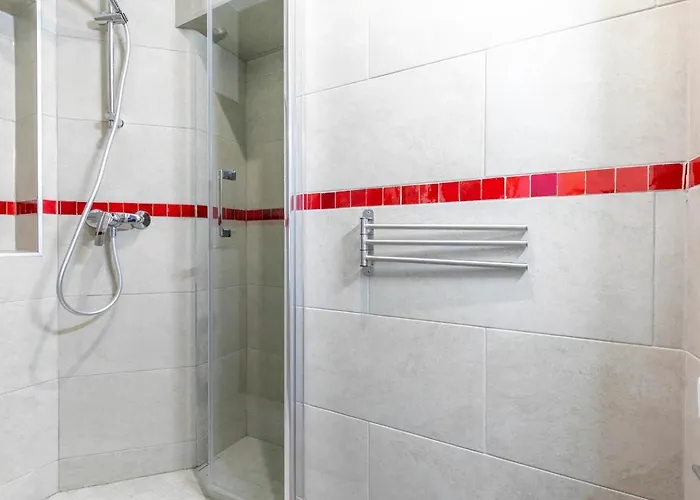 Gare Du Nord Confortable Pied A Terre Avec Patio Apartment *