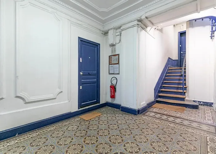 Gare Du Nord Confortable Pied A Terre Avec Patio Apartment Paris